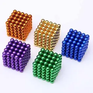 Bunte magnetische Metallwürfel in verschiedenen Farben (orange, gold, blau, lila, grün) zum Spielen und Dekorieren.