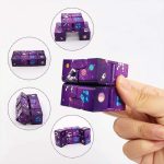 Hand hält ein Raumfahrt-Puzzle aus Karton mit Weltraummotiven in Lila und Blau, zusammengesetzt zu einer kleinen Raumstation.
