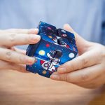Holzpuzzle mit Weltraummotiv, Astronauten und Planeten, ideal für Kinder und Weltraumfans, handgefertigt, detailreich gestaltet.