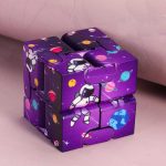 Raumfahrt-Puzzle aus Karton mit Astronauten und Planeten, interaktives Spielzeug für Kinder, pädagogisches Lernspielzeug, Weltraummotiv, kreative Bastelaktivität, Geschenkidee für kleine Astronaut.