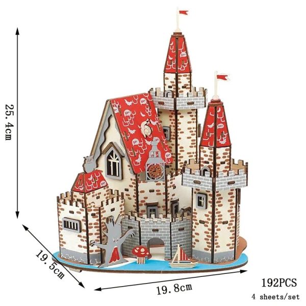 Detailliertes Holz-Märchenschloss mit roten Dächern, Türmen und Zinnen, ideal als Dekoration oder Spielzeug für Kinder, ca. 25 cm hoch.