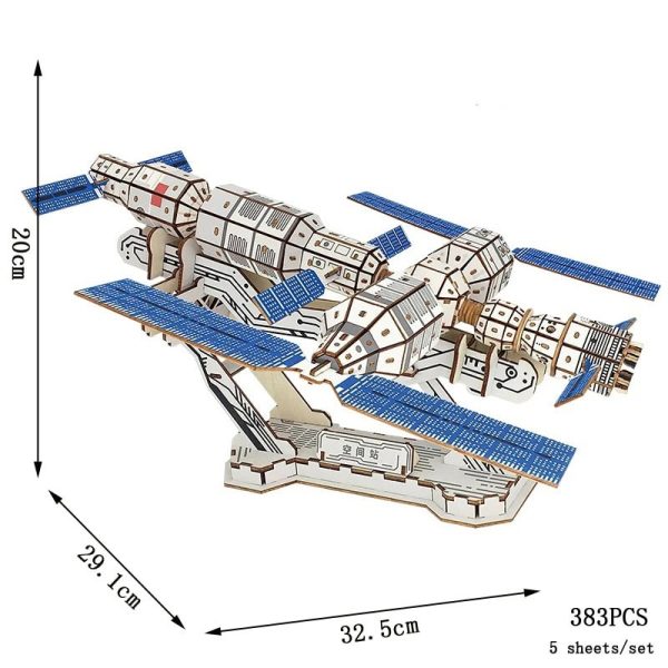 Detailliertes Holzmodell eines Raumschiffs mit blauen Solarpanelen, 20 cm hoch, 32,5 cm lang und 29,1 cm breit, perfekt für Wissenschafts- und Dekorationsliebhaber.