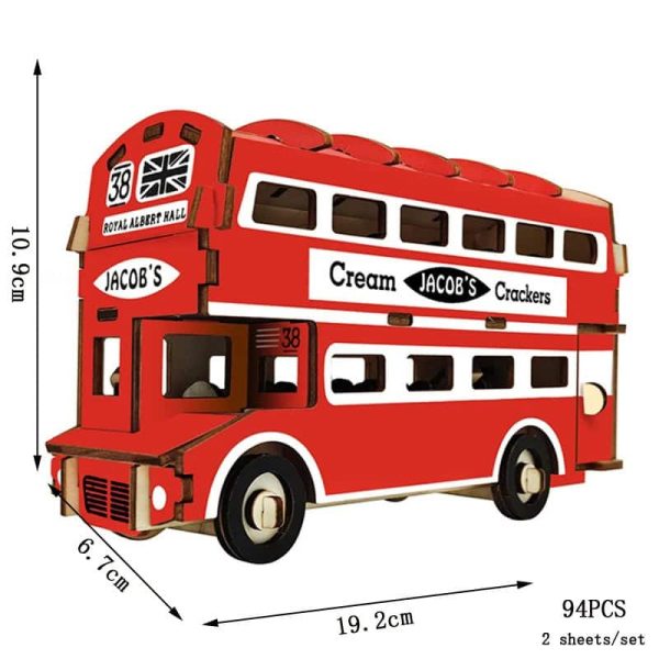Detaillierter roter Holz-Doppeldecker-Bus mit Werbeschildern und Maßen, ideal für Dekoration und Spielzeug, ca. 10,9 cm hoch, 19,2 cm lang, 6,7 cm breit.
