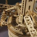 Detailliertes Holz-Uhrwerk mit komplexen mechanischen Komponenten und Zahnrädern, zeigt die Präzision und Handwerkskunst eines klassischen mechanischen Zeitmessers.