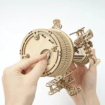Holzmodell eines Raumfahrt- oder Satellitenmotors, detailreich gefertigt, zeigt komplexe mechanische Komponenten und Strukturen.