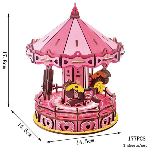 Spielzeugkarussell aus Holz, detailreich gestaltet in Pink mit bunten Elementen.