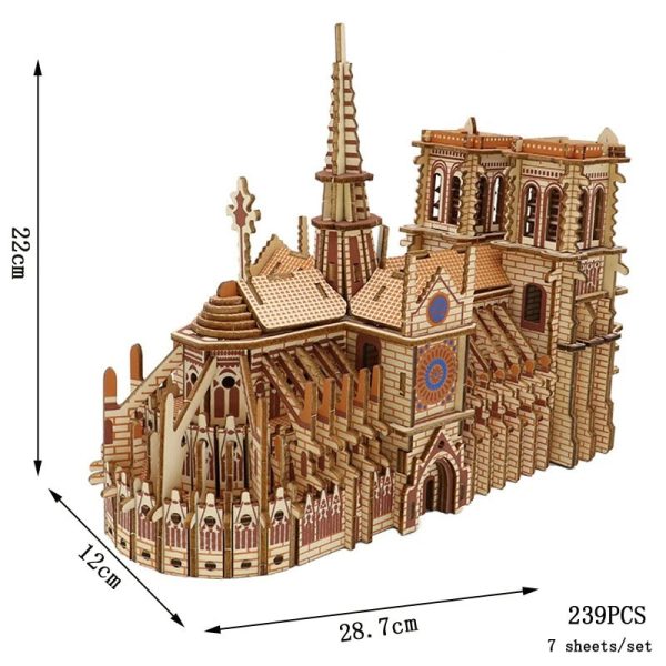 Detailliertes Holzmodell der berühmten Kathedrale Notre-Dame mit gotischer Architektur, spitzen Türmen und kunstvollen Fenstern, perfekt für Dekoration und Wissenschaftsprojekte.