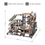 Holzmodell eines mechanischen Himmelskörpers mit Zahnrädern.
