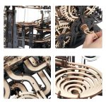 Detaillierte Nahaufnahme eines komplexen Holzmechanismus mit Zahnrädern, Kurven und beweglichen Teilen, die die Präzision und Handwerkskunst des Designs zeigen.