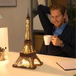 Detailliertes Eiffelturm-Nachtlicht, das eine warme Beleuchtung ausstrahlt, ideal für Wissenschafts- und Dekorationsliebhaber. Perfekt für ein stilvolles Ambiente im Zuhause oder Büro.