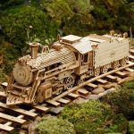 Detailliertes Holzmodell einer Lokomotive auf einem Miniatur-Schienenweg, umgeben von Natur und Grün. Perfekt für Science-Gadgets und Dekorationen.