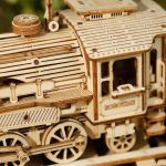 Holzmodell eines Robotermodellzugs, detailreich gefertigt aus Holz, zeigt Räder, Fenster und mechanische Details, ideal als wissenschaftliches Dekorationsstück oder Spielzeug.