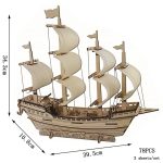 Holzmodell eines Segelschiffs mit Segeln und Flaggen.