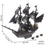 Detailliertes Modell eines Piratenschiffs mit schwarzen Segeln, Holzstruktur und kleinen Kanonen, ideal für Dekoration und Science-Gadgets.