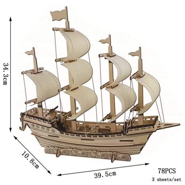 Holzmodell eines Segelschiffs mit Segeln und Flaggen.