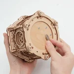 Detailliertes Holzmodell eines mechanischen Uhrwerks, das die komplexen Zahnräder und Komponenten zeigt, ideal für Wissenschafts- und Technikliebhaber.