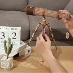 Holzfernglas auf Stativ, detailreiche Nachbildung eines klassischen Teleskops, ideal für wissenschaftliche Dekorationen und Lernzwecke.