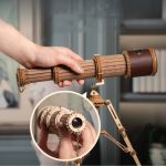 Handgefertigter Holz-Sternenprojektor mit beweglichen Teilen, ideal für wissenschaftliche Dekorationen und Bildungszwecke.