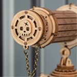 Detailliertes Holzmodell eines Teleskops mit Totenkopf-Motiv, perfekt für Wissenschafts- und Dekorationsliebhaber, handgefertigt aus hochwertigem Holz.