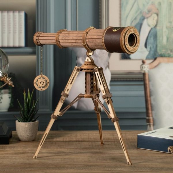 Holzteleskop für Astronomie- und Wissenschaftsdekoration.