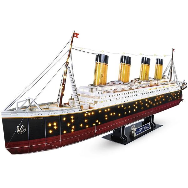 Detailliertes Modell der Titanic mit beleuchteten Fenstern und vier Schornsteinen, ideal für Wissenschafts- und Dekorationszwecke.