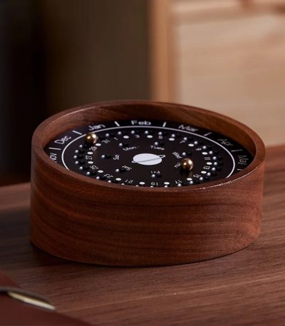 Elegante Himmelsuhr aus Holz mit Monats- und Tagesanzeige, ideal für Wissenschafts- und Dekorationszwecke.
