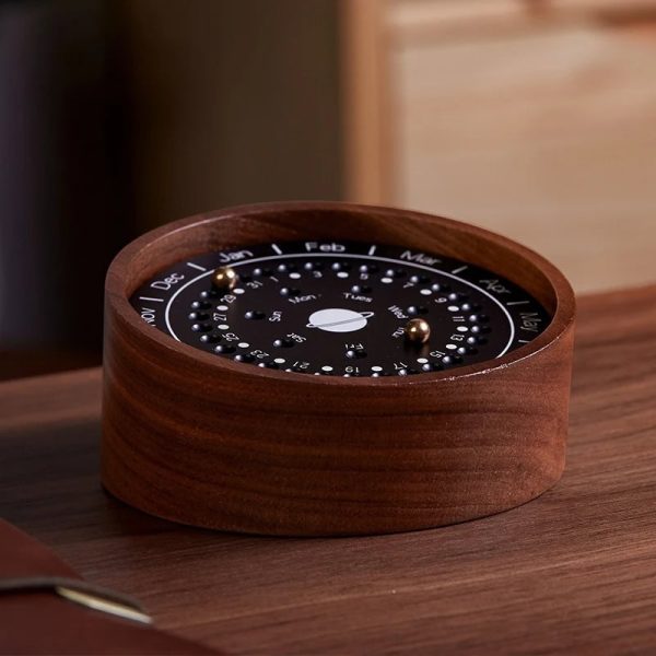 Elegante Himmelsuhr aus Holz mit Monats- und Tagesanzeige, ideal für Wissenschafts- und Dekorationszwecke.