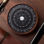 Innovative Raumfahrt-Uhr mit Planetendesign, zeigt Monate, Tage und Planetenbewegungen, ideal für Wissenschafts- und Astronomie-Enthusiasten.