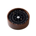 Elegante Sonnenuhr mit integrierter Kalenderfunktion, aus Holz gefertigt, zeigt Tag, Monat und Jahr, ideal für Wissenschafts- und Dekorationszwecke.