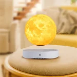 Schlafzimmer Nachtlicht in Form eines leuchtenden Mondes auf einem weißen Basis, ideal für Kinderzimmer und als dekoratives Licht.
