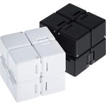 Innovativer Magnet- und Schwerkraftwürfel, ideal für Denksport und Dekoration, in Schwarz und Weiß erhältlich.