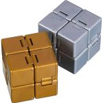 Zwei metallene Rätselwürfel in Gold- und Silberfarbe, die ineinander verschachtelt sind, als wissenschaftliches Dekorationsstück.
