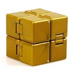 Goldener 3D-Rätselwürfel, der durch Drehen und Verschieben gelöst werden kann, ideal für Wissenschafts- und Dekorationsliebhaber.