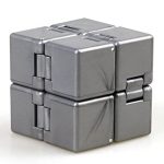 Ein metallischer Würfel mit Scharnieren, der wie ein komplexes mechanisches Puzzle aussieht, ideal für wissenschaftliche Dekorationen und Gadgets.