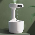 Moderner Wasser-Diffusor mit digitaler Uhr, ideal für Raumdekoration und Entspannung, in schlichtem Weiß, auf grünem Hintergrund.