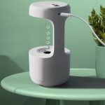 Modernes Wasseraufbereitungsgerät mit digitaler Anzeige und USB-Anschluss, ideal für sauberes Trinkwasser zu Hause.