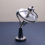 Wissenschaftliches Objekt, das wie ein antikes Navigationsinstrument aussieht, ideal für Dekorationen im wissenschaftlichen Stil.