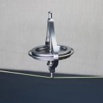 Präzises wissenschaftliches Instrument mit Metallkomponenten, das eine experimentelle Vorrichtung darstellt, ideal für Dekoration oder Bildungszwecke.