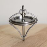 Hochwertiger schwebender Magnet mit Metallrahmen, ideal für wissenschaftliche Demonstrationen und Dekorationen. Perfekt für Bildung und moderne Inneneinrichtung.