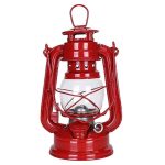 Rote Vintage Petroleumlampe aus Metall und Glas, dekoratives Sammlerstück, ideal für wissenschaftliche Dekorationen und nostalgische Raumgestaltung.