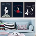 Drei Wandbilder mit Weltraummotiven, Astronauten und Planeten, ideal für Raumdekoration, inspiriert von Science-Fiction und Weltraumforschung.