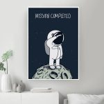 Illustration eines Astronauten, der auf einem Mond steht und "Mission Completed" schreibt, symbolisiert Erfolg und Abenteuer im Weltraum.