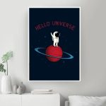 Illustration eines Astronauten auf einem roten Planeten im Weltall mit dem Text "Hello Universe" im Hintergrund, geeignet für wissenschaftliche Dekorationen.