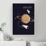 Illustration eines Astronauten, der Saturn erkundet, mit dem Text "Explore Saturn" auf einem stilisierten Poster, ideal für Wissenschafts- und Raumfahrtfans.