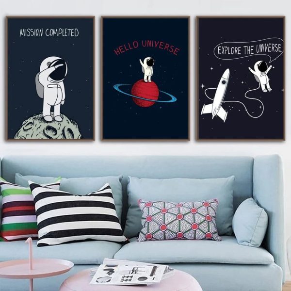 Drei Wandbilder mit Weltraummotiven, Astronauten und Planeten, ideal für Raumdekoration, inspiriert von Science-Fiction und Weltraumforschung.