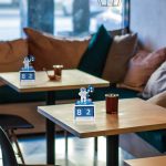 Dekoratives Tablett mit Astronauten- und Planetenmotiven, ideal für Science-Fans, auf einem modernen Café-Tisch platziert.
