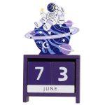 Dekorativer Sternenplanet Kalender mit Astronautenfigur, der den Monat Juni anzeigt, ideal für Science-Fiction- und Weltraumliebhaber.