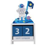 Dekorativer Raumfahrt-Kalender mit Astronautenfigur, Planeten und Sternen, perfekt für Science-Fans und Kinderzimmer.
