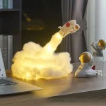Detailliertes Modell eines Raumfahrzeugs mit Nebel- und Lichteffekten, ideal für wissenschaftliche Dekorationen und Gadgets.
