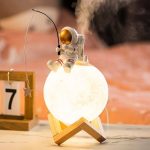 Niedliche Astronautenlampe mit Mondlicht, ideal für Kinderzimmer und Science-Fans, schafft eine entspannte Atmosphäre mit leuchtendem Mond und Weltraummotiv.